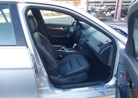 2010 Mercedes-Benz C 300 Luxury/Sport z USA, uszkodzony, nr VIN WDDGF5EB1AF474841